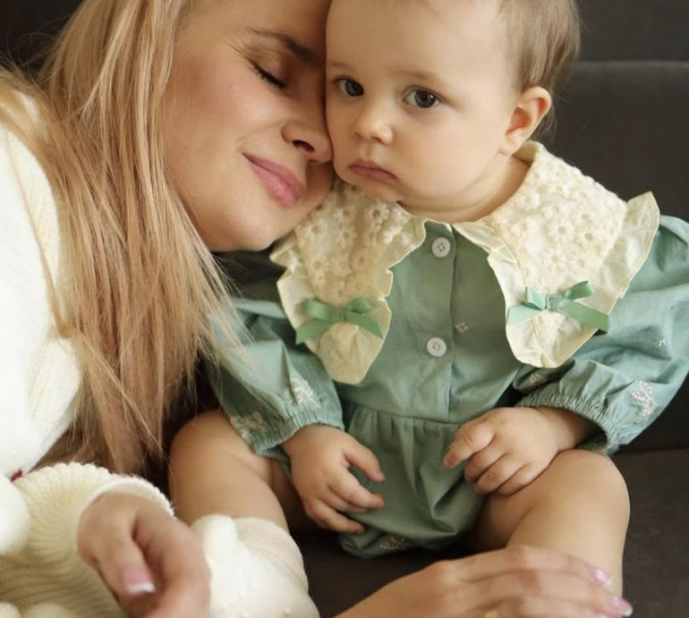 Час оновлюватися: Ребрик із нагоди весняного рівнодення поділилася ніжними фото та відео з 1-річною донею