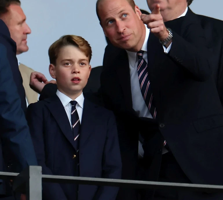 Емоції через край: як принц Вільям зі старшим сином за улюблену футбольну команду вболівали. Фото