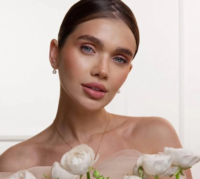 Саша Бо з грайливими кучерями покрасувалася в сукні з голою спиною