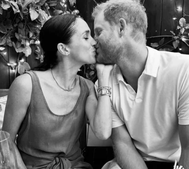 Меган Маркл з нагоди 7-ї річниці шлюбу з принцом Гаррі розчулила досі небаченими фото з сімейного архіву