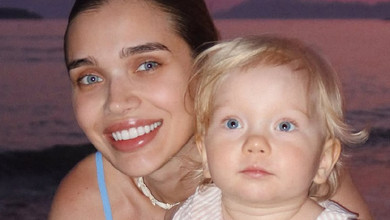 Саша Бо у рожевому бікіні підставила сонцю тіло на відпочинку з дочкою біля басейну