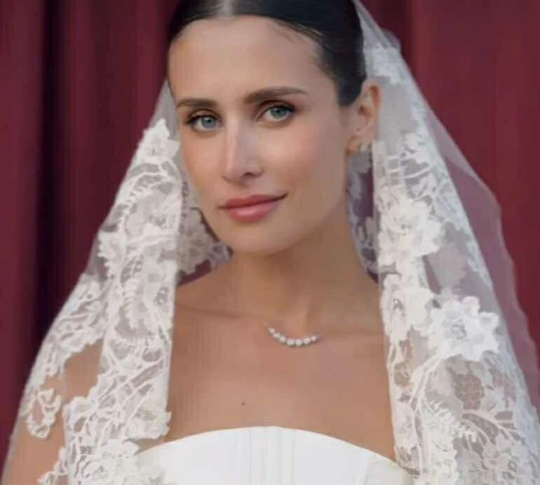 Шлейф, корсет і мереживо: дочка Філатова за кілька днів після весілля показалася в сукні нареченої. Відео