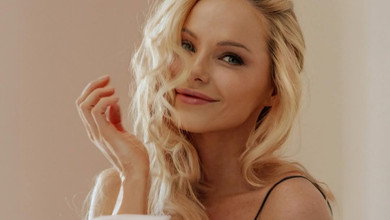 Трегубова у вечірній сукні з голими плечима показала своє перше вересня в мистецькій атмосфері. Фото