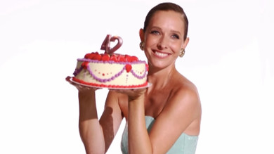 Все ще роблю дурниці: Осадча у блискітках та з розрізом до стегна наробила ефектних кадрів на своє 42-річчя. Відео