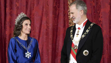 Королева Летісія в ошатному сапфіровому луці зустріла оманського султана. Фото