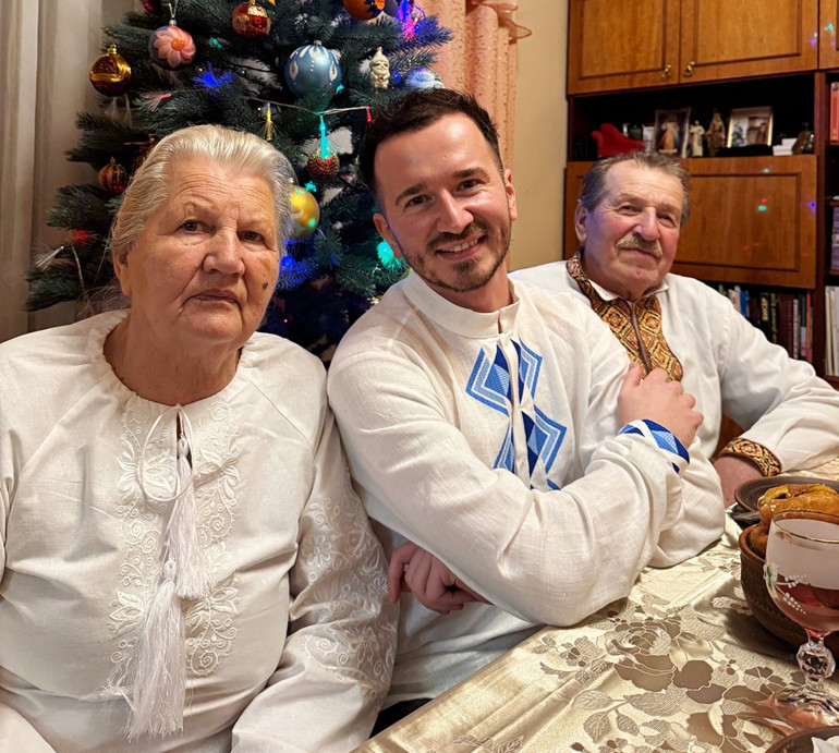 Уперше за понад 20 років: Андрій Черепущак зустрів особливе Різдво з мамою і заспівав колядки з бабусею та дідусем. Відео