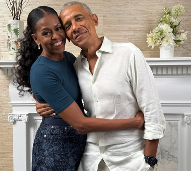 Мішель Обама у декольтованій сукні з мережива притулилася до чоловіка на різдвяному фото