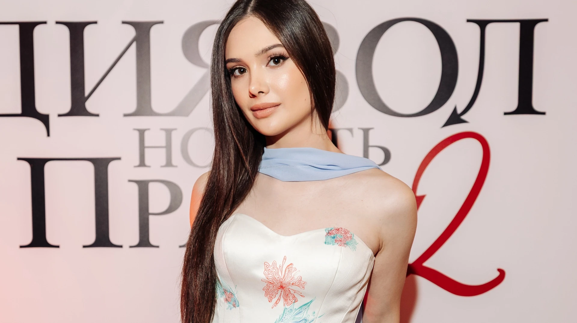 Важливий меседж: Королева України-2024 попозувала на кінопрем'єрі у сукні, яку розмалювали діти з Харківщини