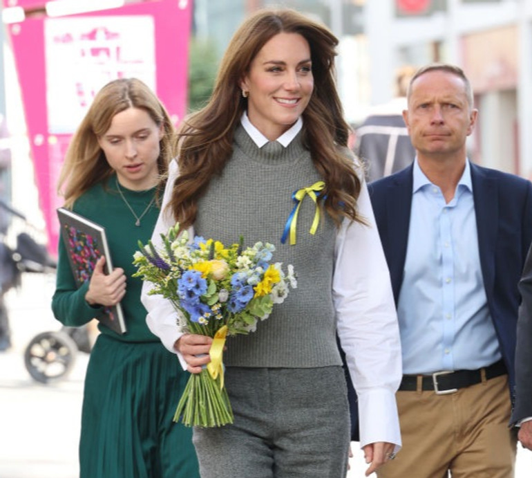 Міддлтон у затишному сірому долучилася до допомоги українцям та прикрасила себе синьо-жовтою стрічкою