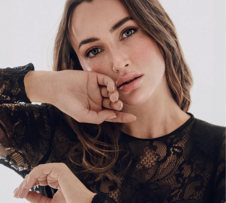 Японські пластирі, жодних олій та диво-масажер: секрети краси 30-річної Ганни Різатдінової