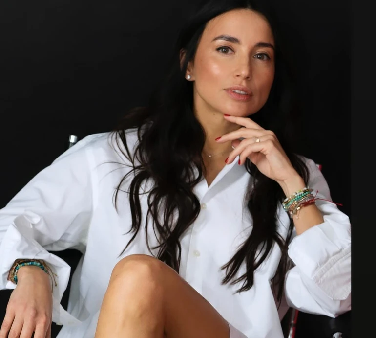 Арістова у самій сорочці оголила ноги та позаздрила акторкам. Фото