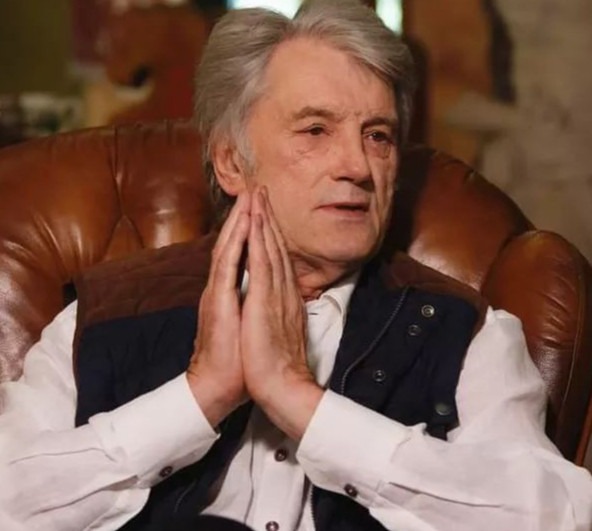 Ментальний ювелір Ющенко за роялем разом з коміками креативно оголосили збір на ЗСУ. Відео