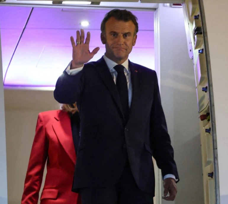 Лящ від першої леді? Камери зафіксували дивний інцидент між президентом Франції Макроном та його дружиною. Відео. Оновлено