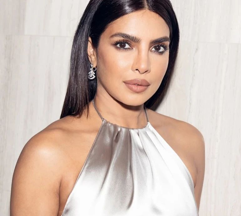 Пріянка Чопра в атласній сукні без бюстгальтера оголила спину на кінопрем'єрі