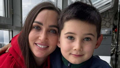 Різатдінова зазнімкувала сина в аеропорту та показалася з ним у літньому кежуалі