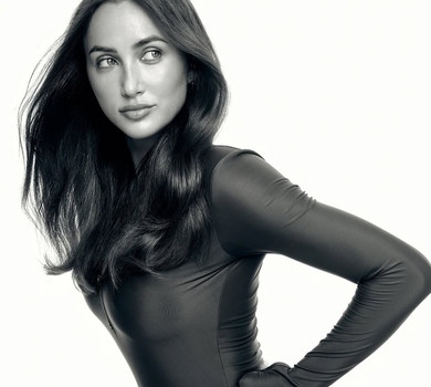 Різатдінова у боді та на шпильках закинула ноги вгору заради ефектних фото