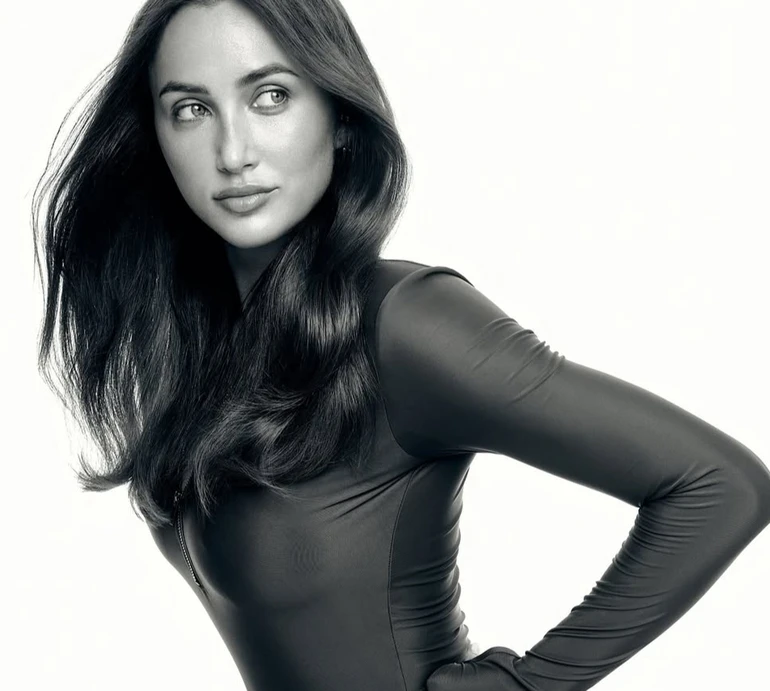 Різатдінова у боді та на шпильках закинула ноги вгору заради ефектних фото