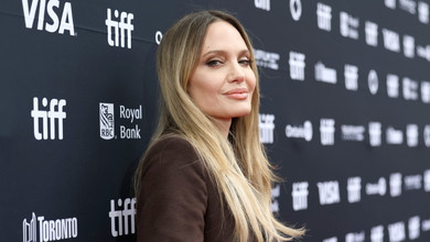 Пальто замість сукні: Джолі здійснила ефектну появу на фестивалі в Торонто. Фото