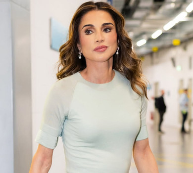 Хакі, фісташка і м'ята: королева Ранія у Мюнхені вигуляла штани з градієнтом та асиметричну куртку цікавих кольорів. Фото