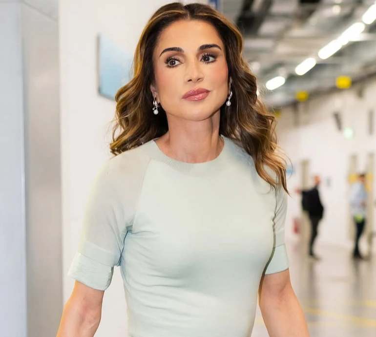 Хакі, фісташка і м'ята: королева Ранія у Мюнхені вигуляла штани з градієнтом та асиметричну куртку цікавих кольорів. Фото