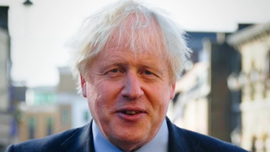 (Поїли) і в шапках: Борис Джонсон заселфився з дружиною і 6-місячною донькою