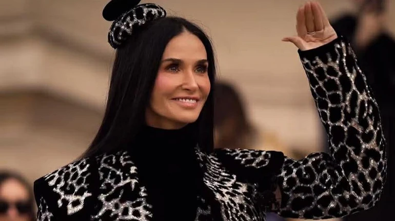 Демі Мур у леопардовому кутюрі в стилі кориди покрасувалася на Тижні моди в Парижі