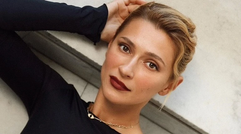 Tayanna у короткому вбранні з мереживом попозувала на парковці та у ліфті. Фото