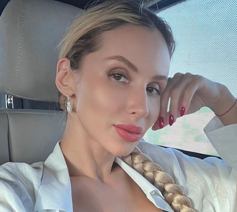 Лобода у декольтованому топі показалася з довжелезною косою