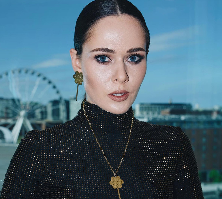 Саніна з нагоди свого 33-річчя вбралася у сяючий лук з ніг до голови. ФОТО