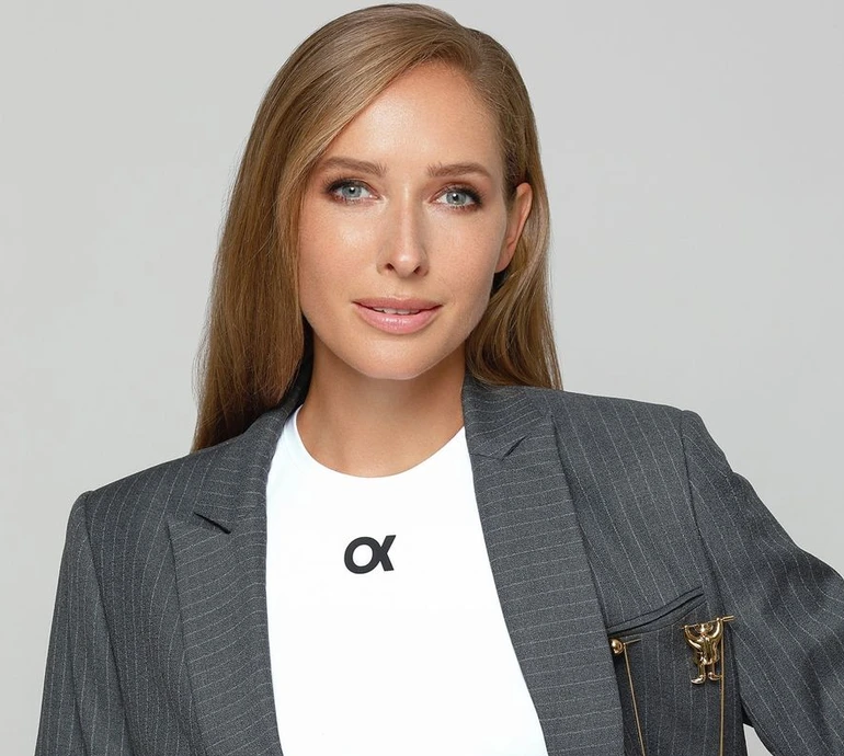 Осадча на знімальному майданчику замилувала цілунком й обіймами з сюрприз-візитером. Фото