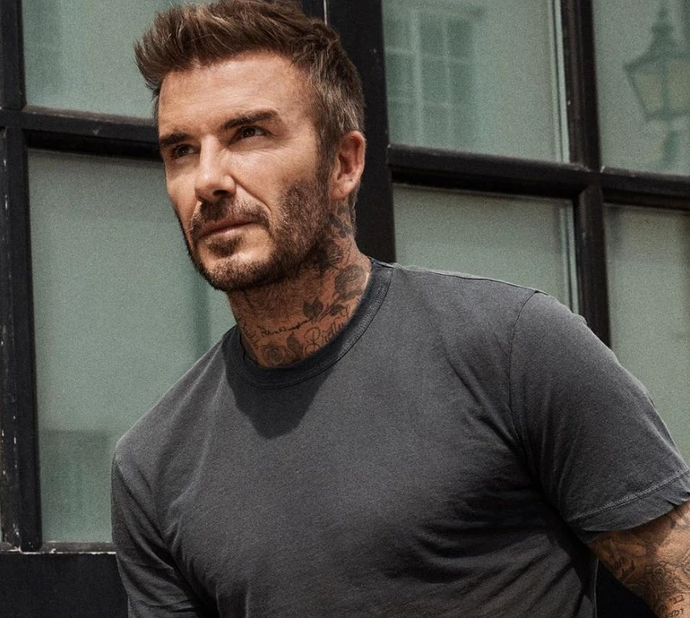 Сміялися і говорили про бджіл: веселих Бекхема та Чарльза ІІІ зазнімкували разом