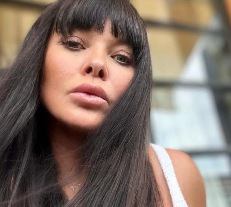 Ахат навідалася до України та посвітила голим животом на тлі житомирських краєвидів