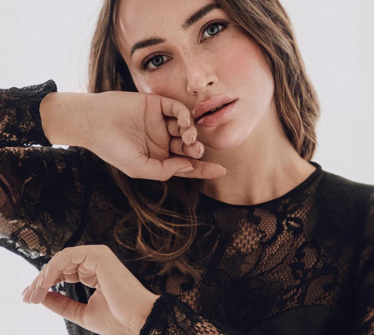 Новий вік, нова я: Різатдінова у чорній сукні смачно увірвалася у свої 31. Відео