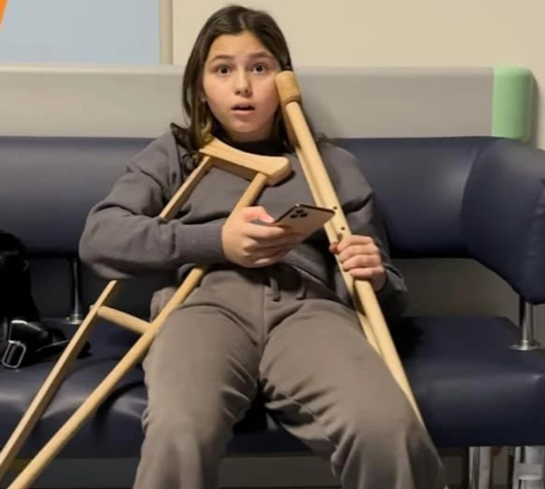 Сильна духом: Камалія показала, куди дочка в гіпсі попросила її відвезти. Відео