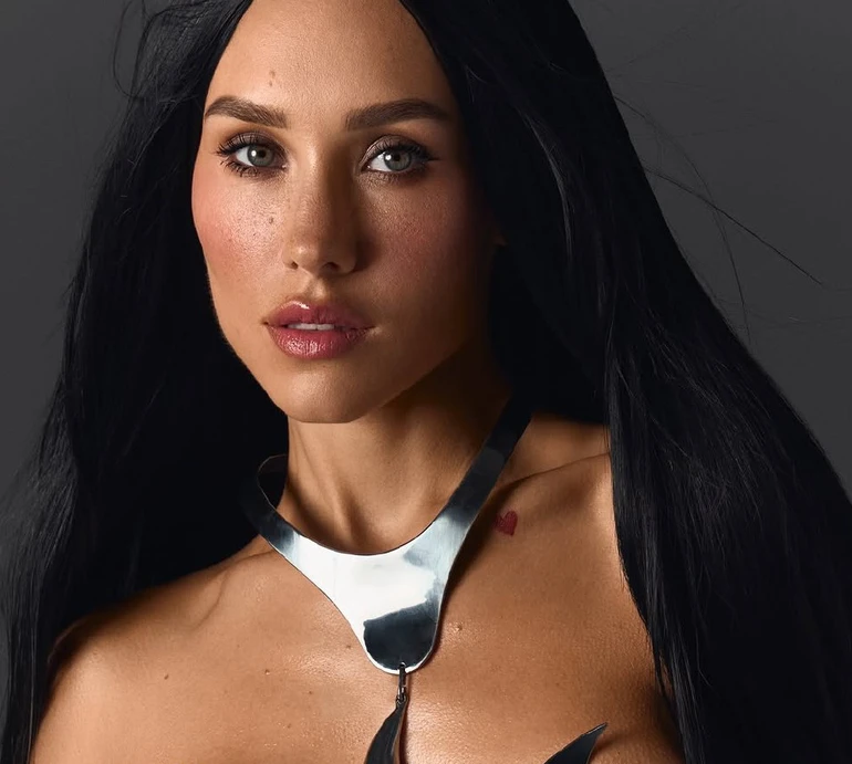 Квіткова у зміях та лускатому жакеті посвітила пресом на заході в Іспанії