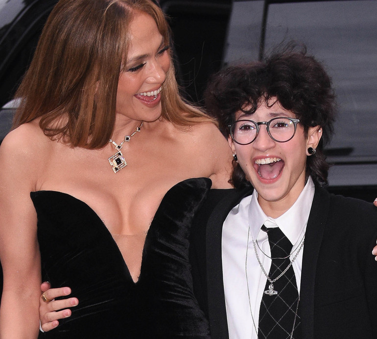 Лопес у декольтованому оксамиті з пишною накидкою попозувала на Бродвеї разом зі своєю небінарною дитиною. Фото