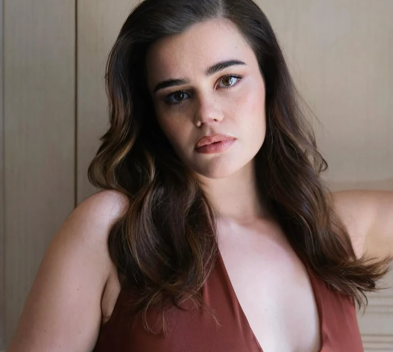 Зірка Ейфорії, яку підозрювали у використанні Оземпіку, похизувалася схудненням в обтислій сукні. Фото