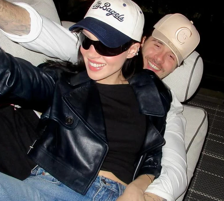 Син Бекхемів із дружиною показали цілунки та пристрасть на дивані в Лондоні. Фото