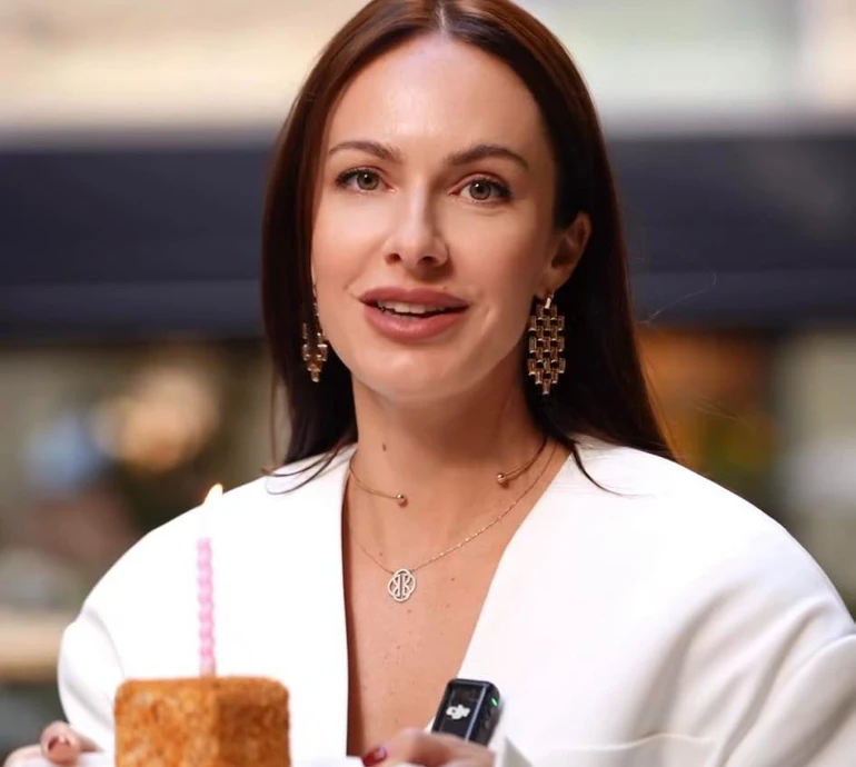 Привіт, мої 39!: Горняк у білому костюмі показалася на атмосферній прогулянці осіннім Києвом