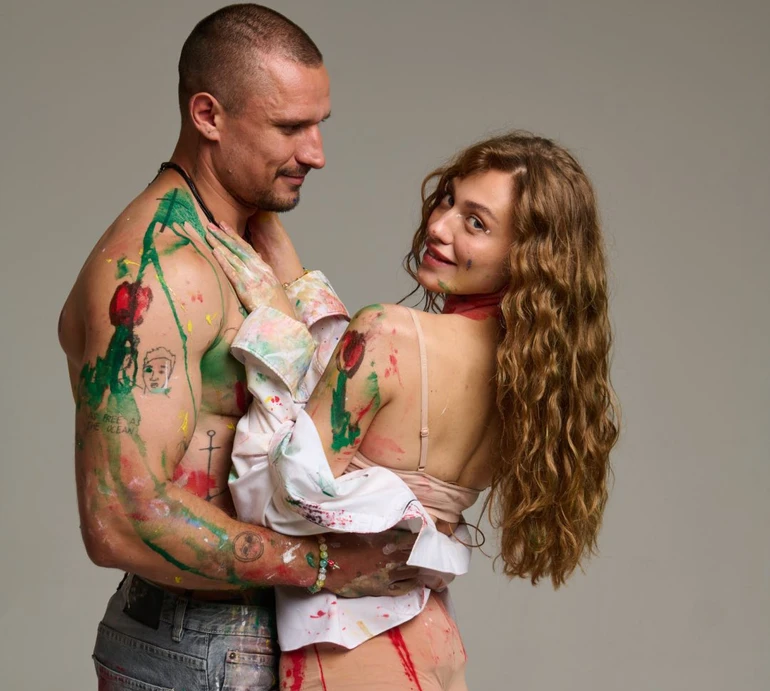 Цимбалюк з учасницею Холостяка обмазалися фарбою на пристрасній зйомці