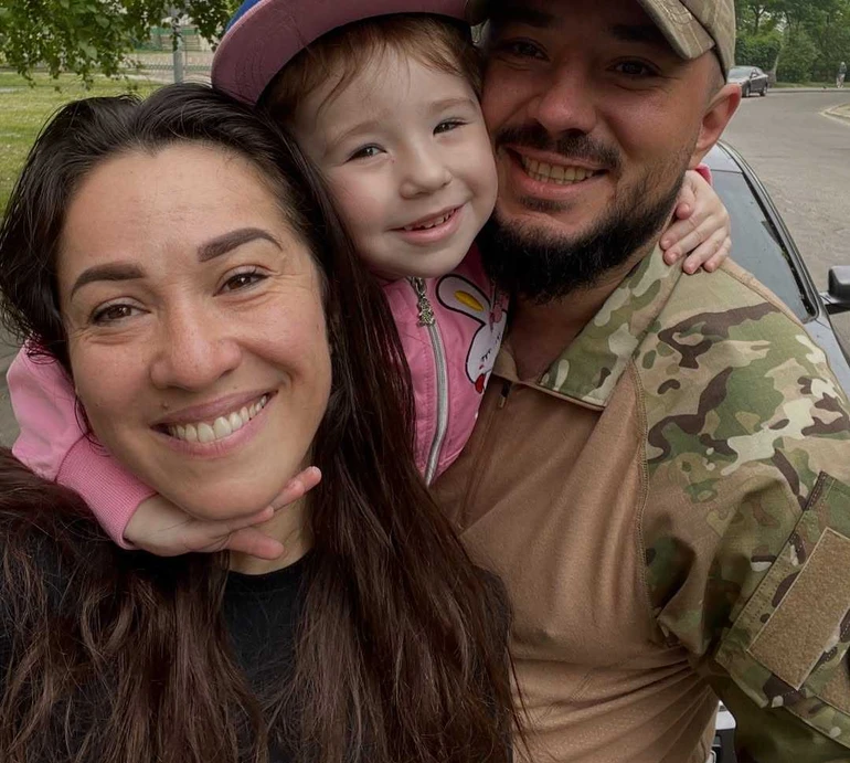 С*ка та війна: Наталка Карпа показала, як її донька прощається з татом, що вертається на фронт після відпустки