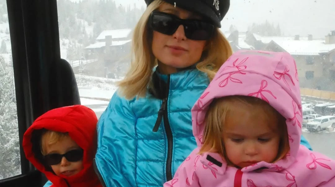 Снігові зайчики: Хілтон у капелюшку від українського дизайнера наробила фото з дітьми на гірськолижному курорті