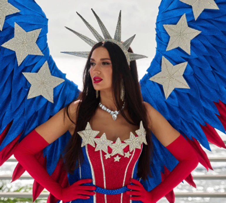 36-річна українка з Херсона перемогла в конкурсі краси від США і потрималася за руки з росіянкою