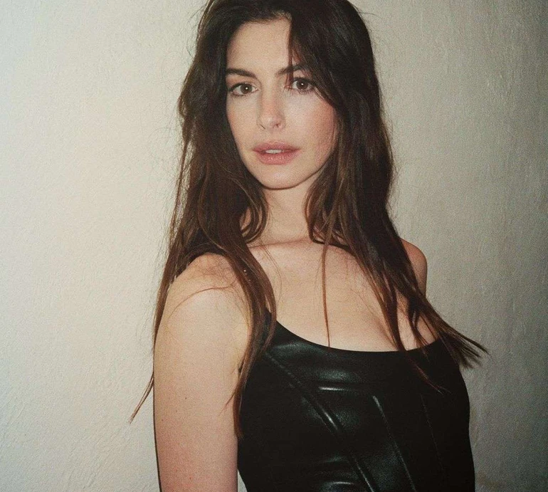 Джинс, шкіра і трохи мережива: Хетевей посвітила спіднім у гламурному фотосеті