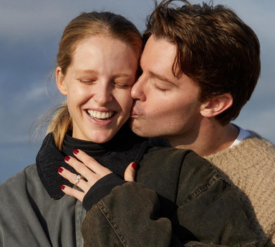 30-річний син Шварценеггера романтично покликав заміж кохану-модель на пляжі. Фото