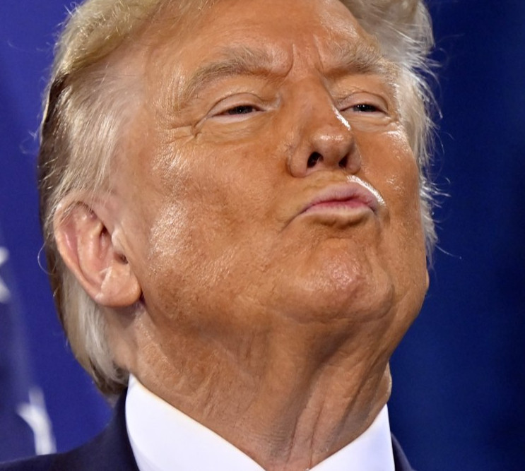 Від темного блонду до яскравого помаранчу: інсайдер пояснив кольорові метаморфози чуприни 77-річного Трампа