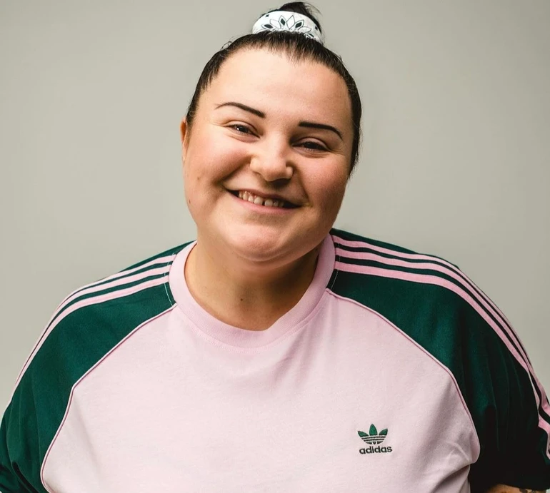 Крики фанатів та сюрприз від батьків: як alyona alyona після Євробачення-2024 на київському вокзалі зустріли. Відео