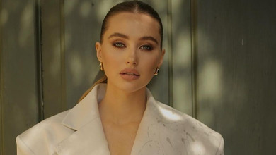 Колишня Тищенка в обтислому ромпері попозувала на тлі океану в Африці. Фото