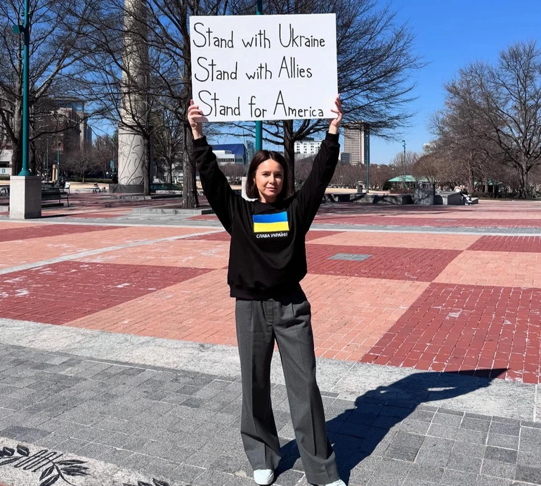 Ця боротьба важлива: Подкопаєва з сином у вишиванці підтримала Україну на мітингу в Атланті. Фото