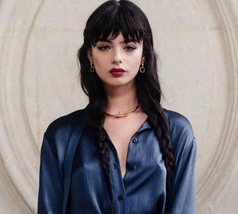 Дева Кассель з бойфрендом вигуляли ошатний total black на прем'єру свого серіалу. Фото